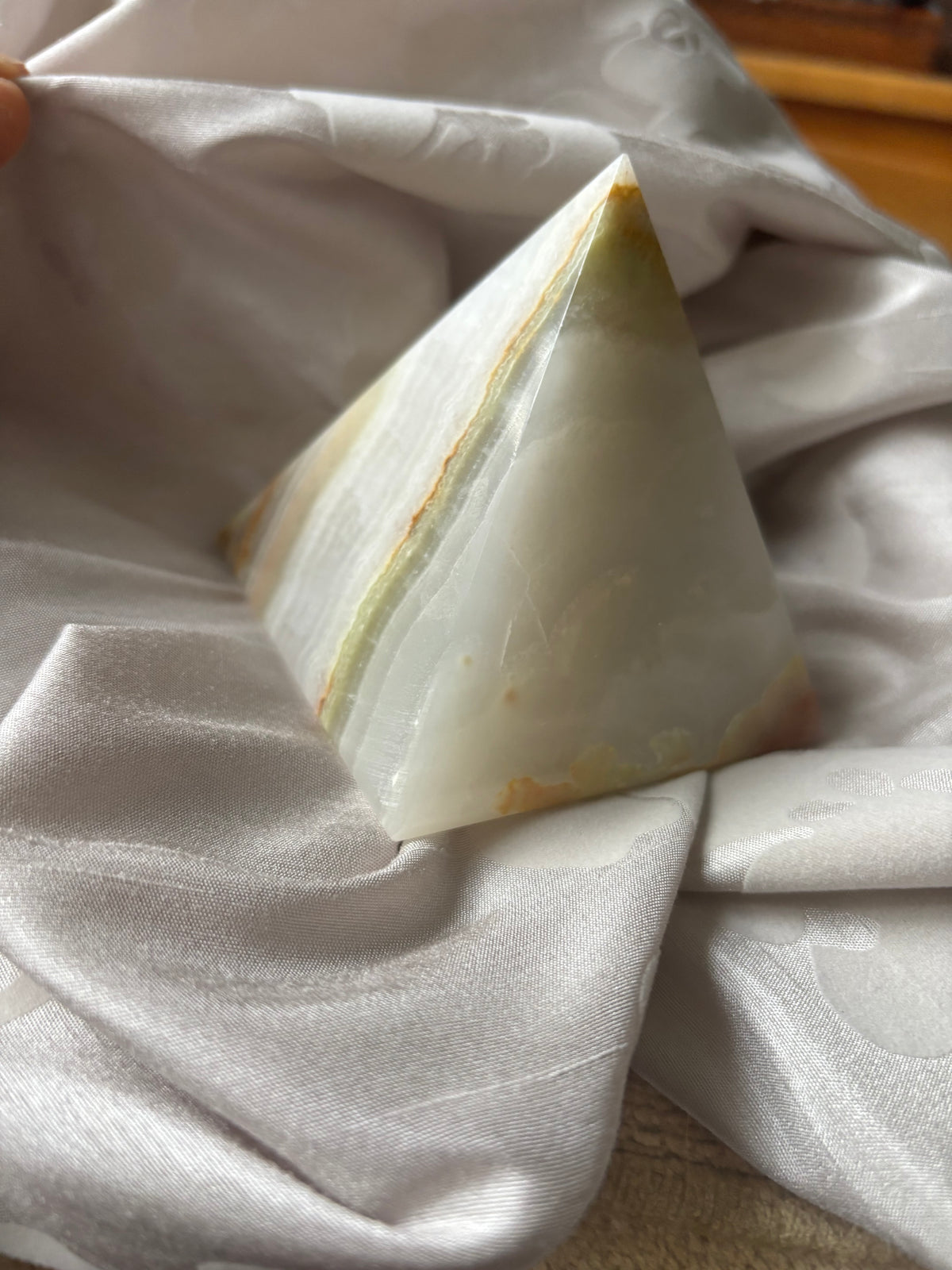 Onyx Pyramid shape 3 inches