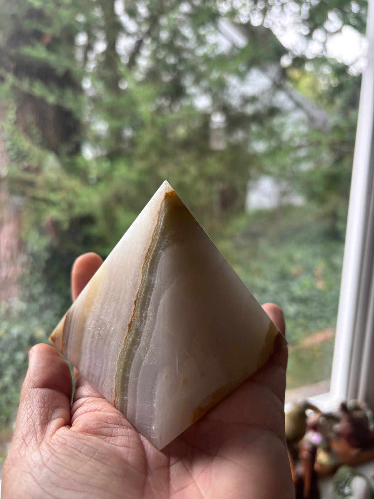 Onyx Pyramid shape 3 inches