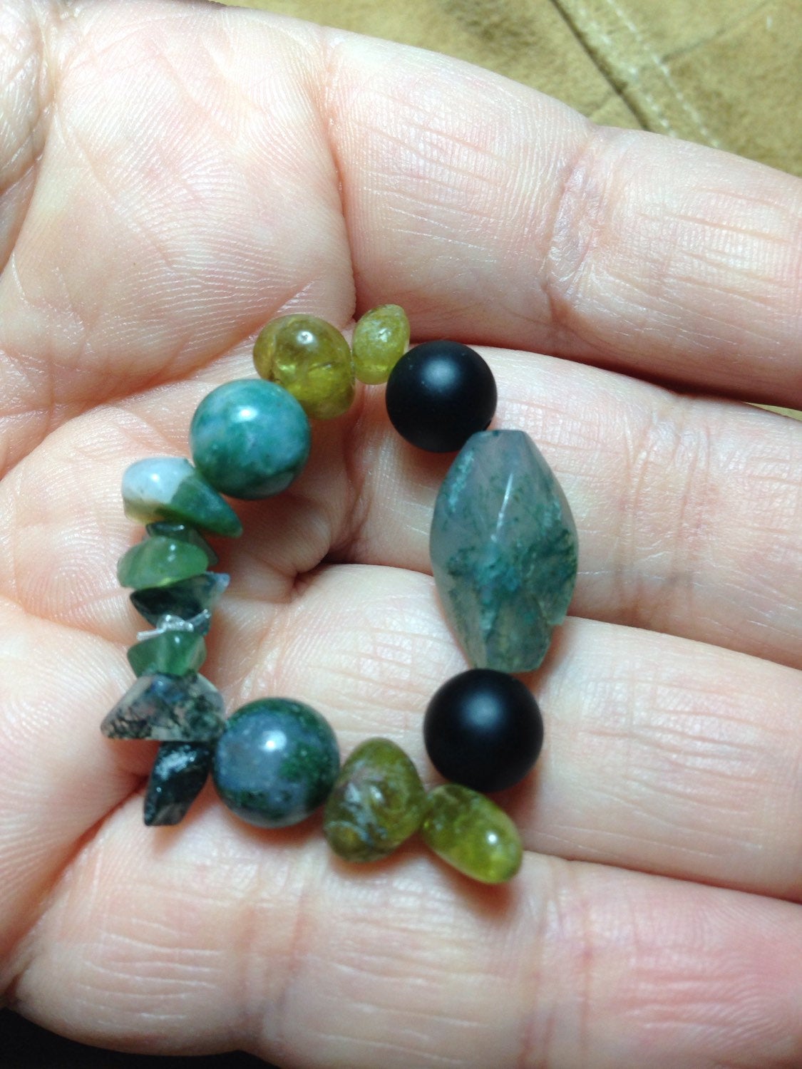 Protection pocket stone bead pack in grossular garnet, moss agate and black onyx, business growth