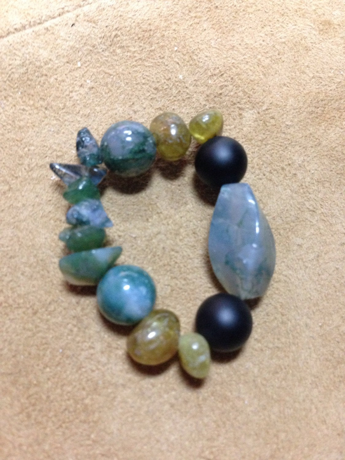 Protection pocket stone bead pack in grossular garnet, moss agate and black onyx, business growth