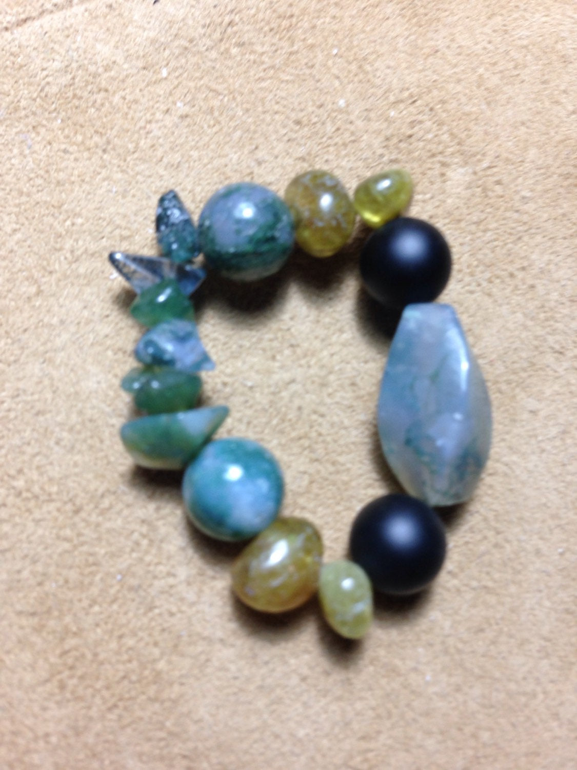 Protection pocket stone bead pack in grossular garnet, moss agate and black onyx, business growth