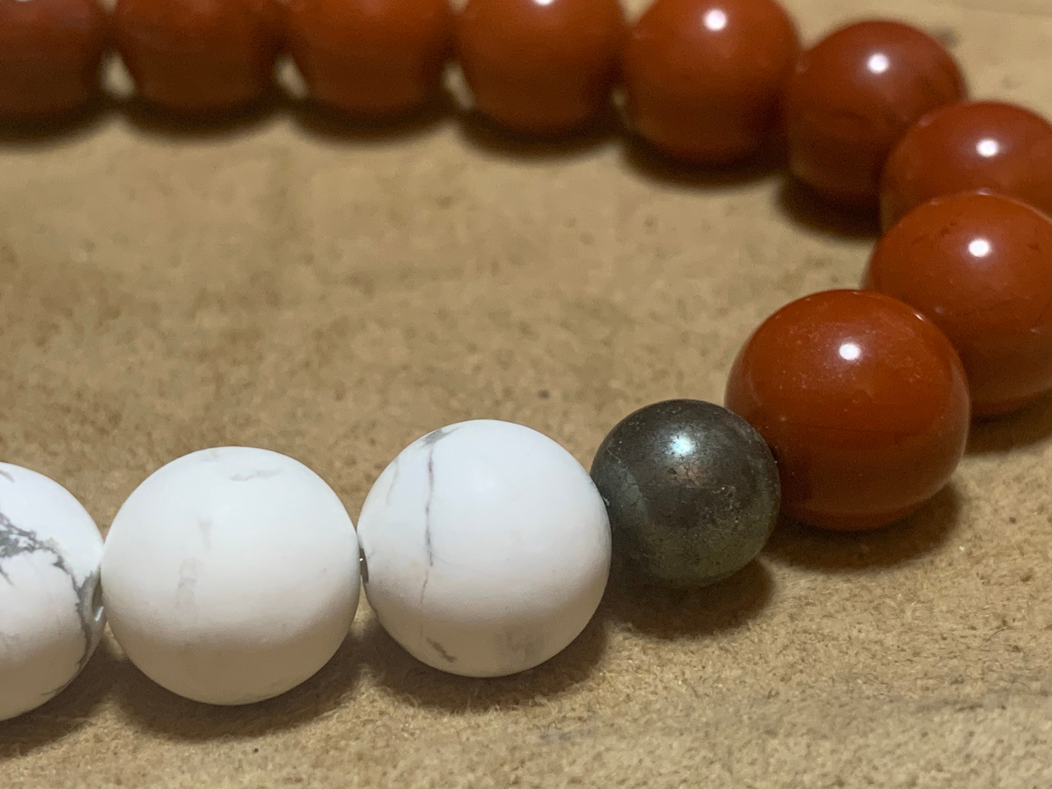 Passion calming bracelet with red jasper, pyrite and howlite