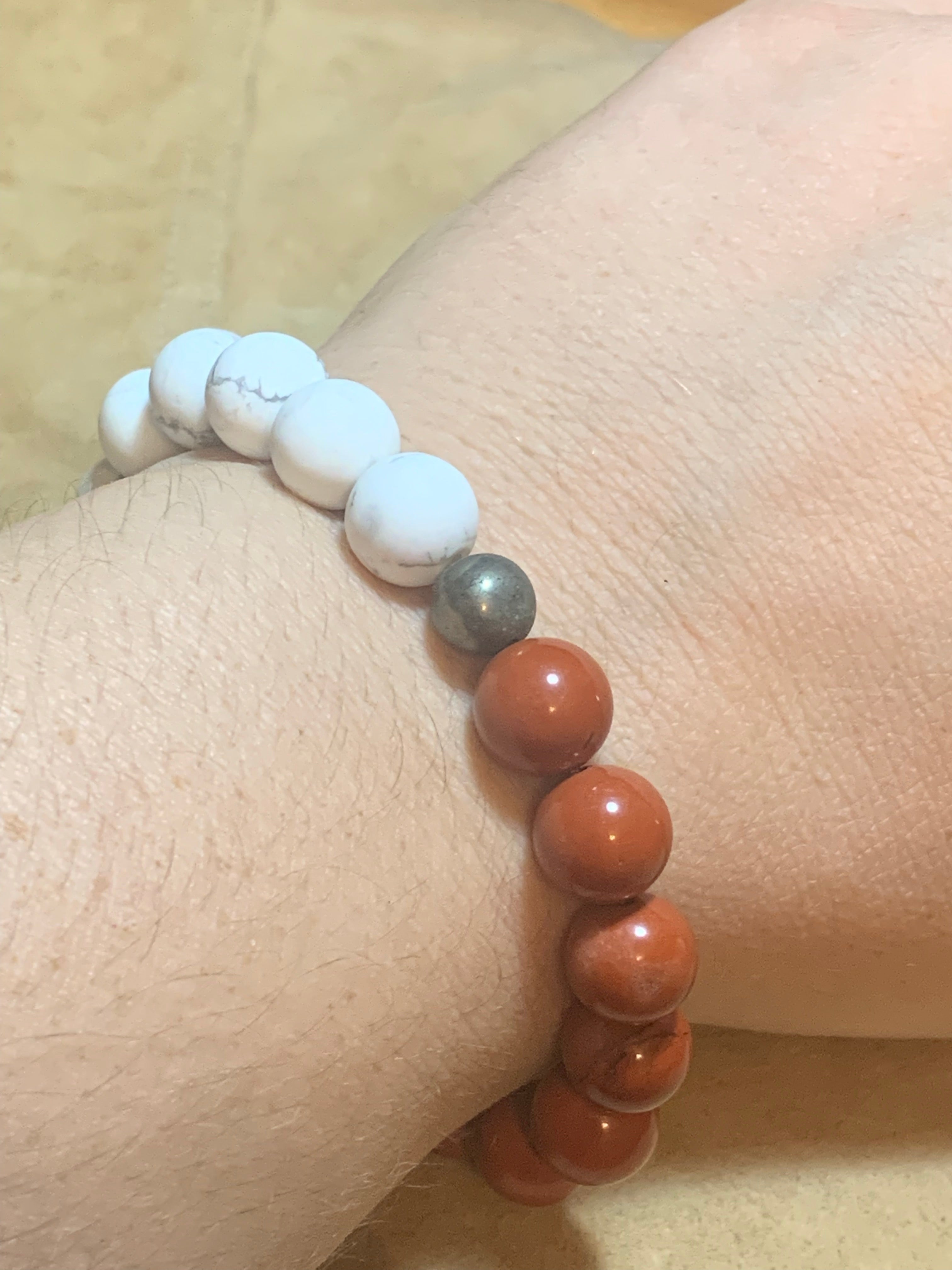 Passion calming bracelet with red jasper, pyrite and howlite